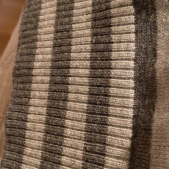 Fine knit, light weight gray turtleneck sweater - Picture 5 of 6